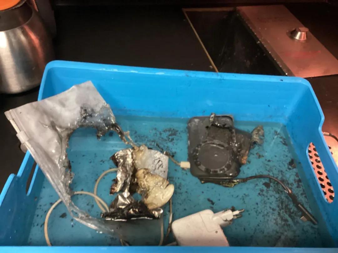 荷航前CEO坐自家航班，违规使用充电宝还睡着	，充电宝爆炸起火！航班已飞行5小时，被迫紧急返航